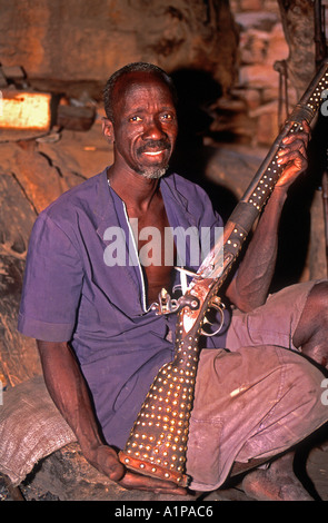 Dogon Schmied mit reich verzierten besetzt Steinschloss Gewehr Sangha Mali Stockfoto