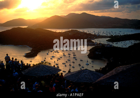 Blick von Shirley Heights wie Dämmerung über Nelsons Dockyard in English Harbour und Falmouth Harbour über Antigua fällt Stockfoto