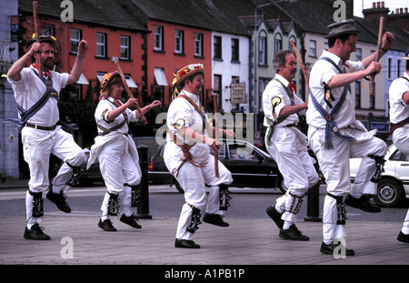 Morris Tänzer einen traditionellen englischen Volkstanz in Carrickmacross Co Monaghan, Irland Stockfoto