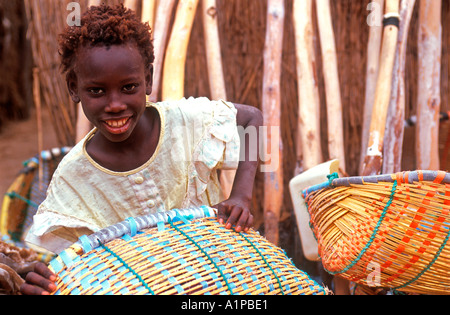 Junges Mädchen mit Körben verwendet bei flachen Lac Retba oder Rose Lake, wo Salz gesammelt, Senegal Stockfoto