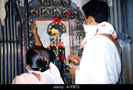 Malabar Hill Mumbai (ehemals Bombay) Indien Adishwarji Jain Tempel Anhänger Idol Blumen Inverkehrbringen Stockfoto