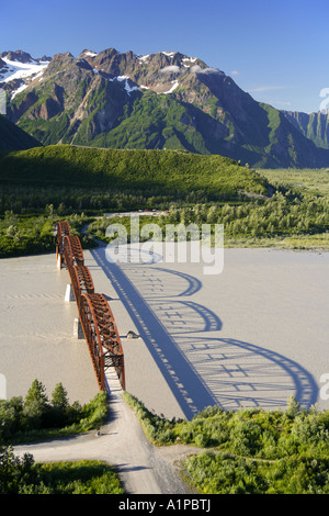 Aerial Millionen Dollar Brücke über den Copper River Chugach National Forest in der Nähe von Cordova, Alaska Stockfoto