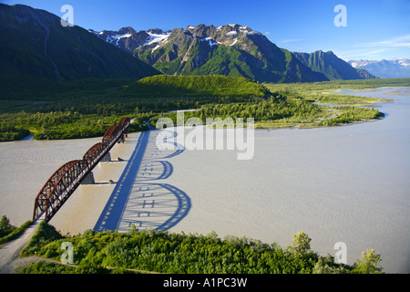 Aerial Millionen Dollar Brücke über den Copper River Chugach National Forest in der Nähe von Cordova, Alaska Stockfoto