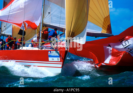 Spinnaker Drop an Mark Rundung Admirals Cup Cowes Isle Of Wight England Stockfoto