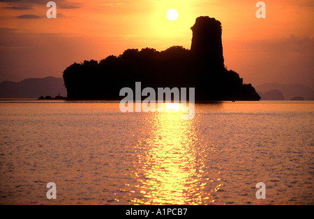 Sonnenuntergang über einer Felseninsel, Phang-Nga Bay, Südwest-Thailand Stockfoto