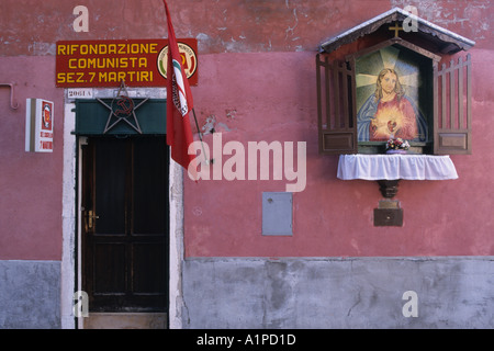 Venedig, Italien. Eingang der kommunistischen Partei Büro und religiösen Schrein im Castello-Viertel der Stadt Stockfoto
