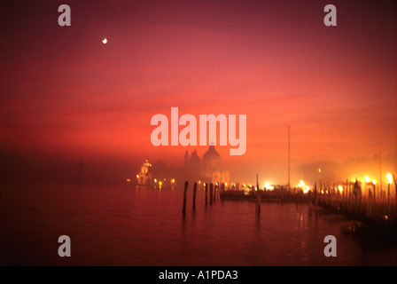 Venedig, Italien. Sonnenuntergang und letztes Viertel Mond über Punta Della Dogana in St Mark s Bay Stockfoto