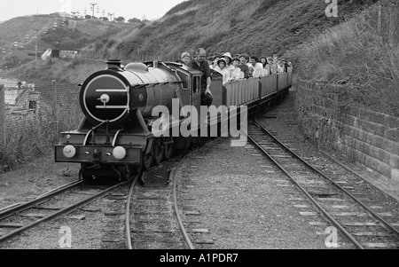 Die Lok und Wagen auf der North Bay-Miniatur-Eisenbahn in Scarborough 1985 verwendet. Stockfoto