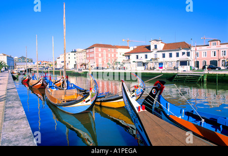 Traditionellen Moliceiro-Boote ankern am Kanal Aveiro Portugal Mitteleuropa Stockfoto