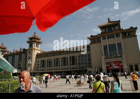 Pendler auf dem Vorplatz des Beijing Railway Station. Stockfoto