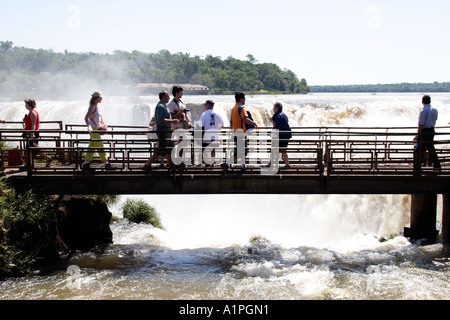 Argentinien Iguazú fällt Devil s Kessel Touristen am Rande des Kessels Stockfoto