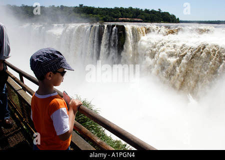 Argentinien Iguazú fällt Devil s Kessel ein Junge schaut Hestatic die Bademöglichkeit Stockfoto