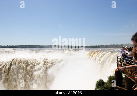 Argentinien Iguazú fällt Devil s Kessel Touristen am Rande des Kessels Stockfoto