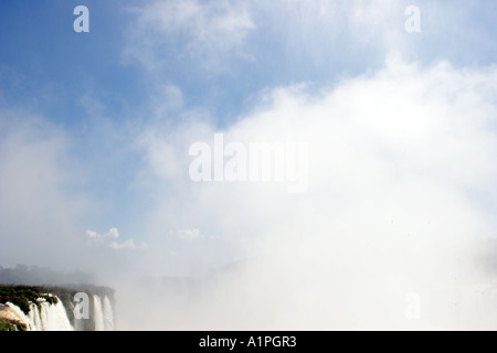 Iguassu Falls Wolken Spray und Himmel über Wasserfälle große dämmerige Swift Vögel fliegen Stockfoto