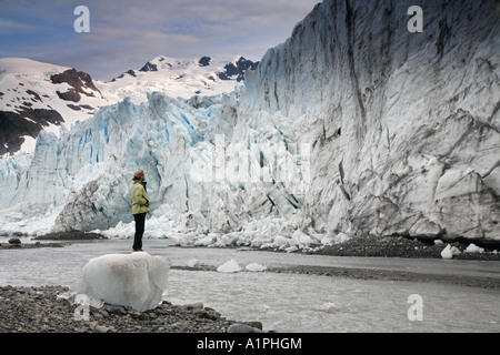 Ein Wanderer steht auf einer geerdeten Eisberg und bewundert Harriman Gletscher Stockfoto