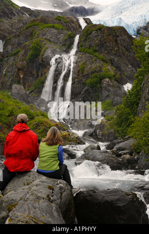 Wanderer entlang Wasserfall unter Katarakt Gletscher Harriman Fjord Prinz-William-Sund Chugach National Forest Alaska Herr Stockfoto