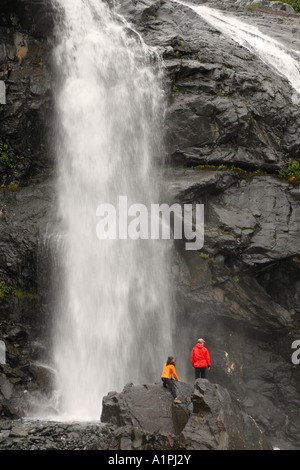 Wanderer an Wasserfällen unter Katarakt Gletscher Harriman Fjord Prinz-William-Sund Chugach National Forest Alaska Herr Stockfoto