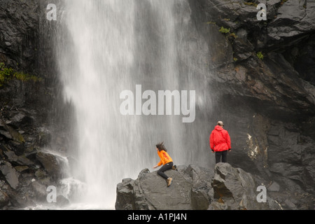 Wanderer an Wasserfällen unter Katarakt Gletscher Harriman Fjord Prinz-William-Sund Chugach National Forest Alaska Herr Stockfoto