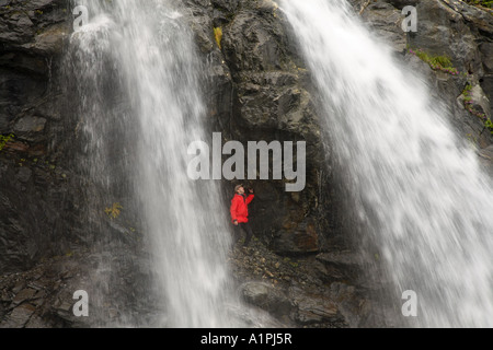 Wanderer an Wasserfällen unter Katarakt Gletscher Harriman Fjord Prinz-William-Sund Chugach National Forest Alaska Herr Stockfoto