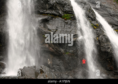 Wanderer an Wasserfällen unter Katarakt Gletscher Harriman Fjord Prinz-William-Sund Chugach National Forest Alaska Herr Stockfoto