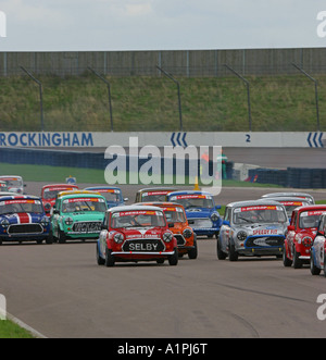 Mini Racing Rennwagen auf einer Rennstrecke Stockfoto