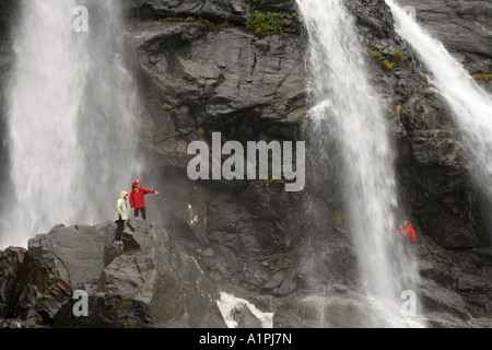 Wanderer an Wasserfällen unter Katarakt Gletscher Harriman Fjord Prinz-William-Sund Chugach National Forest Alaska Herr Stockfoto