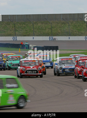 Mini Racing Rennwagen auf einer Rennstrecke Stockfoto