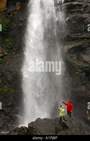 Wanderer an Wasserfällen unter Katarakt Gletscher Harriman Fjord Prinz-William-Sund Chugach National Forest Alaska Herr Stockfoto