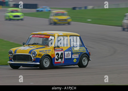 Mini Racing Rennwagen auf einer Rennstrecke Stockfoto