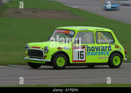 Mini Racing Rennwagen auf einer Rennstrecke Stockfoto