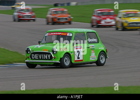 Mini Racing Rennwagen auf einer Rennstrecke Stockfoto