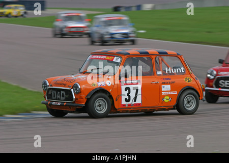 Mini Racing Rennwagen auf einer Rennstrecke Stockfoto