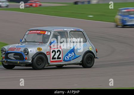 Mini Racing Rennwagen auf einer Rennstrecke Stockfoto