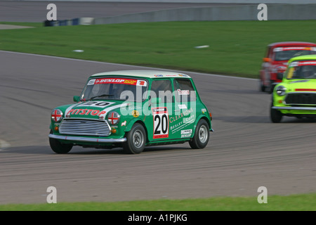 Mini Racing Rennwagen auf einer Rennstrecke Stockfoto