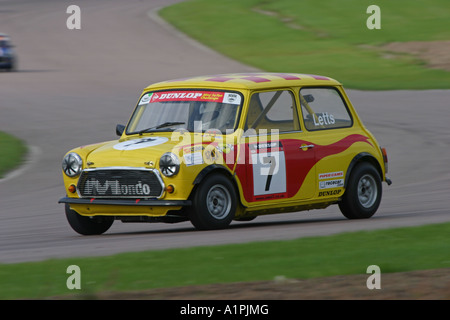 Mini Racing Rennwagen auf einer Rennstrecke Stockfoto