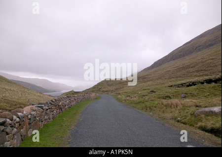 Eine lange kurvenreiche Straße in West Irland Stockfoto