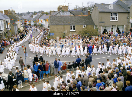 Helston Cornwall, der Kindertanz beim Helston Furry Dance Flora Dance Day, einer jährlichen Veranstaltung am 8. Mai. 1989 1980er Jahre England HOMER SYKES Stockfoto