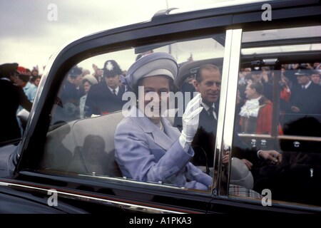 Königin Elizabeth II winkt mit Duke of Edinburgh im Auto und trifft die Verfechter Southwark London Queens Silver Jubilee UK 1977 1970s HOMER SYKES Stockfoto