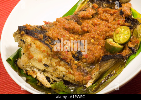 Malaysische Gericht "Ikan Bakar" (gegrillte Sting Ray) Stockfoto
