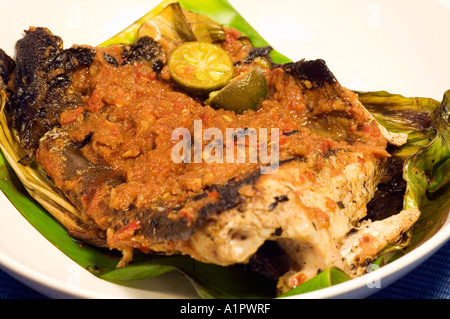 Malaysische Gericht "Ikan Bakar" (gegrillte Sting Ray) Stockfoto