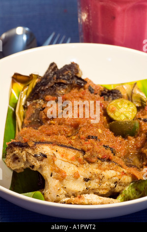 Malaysische Gericht "Ikan Bakar" (gegrillte Sting Ray) Stockfoto