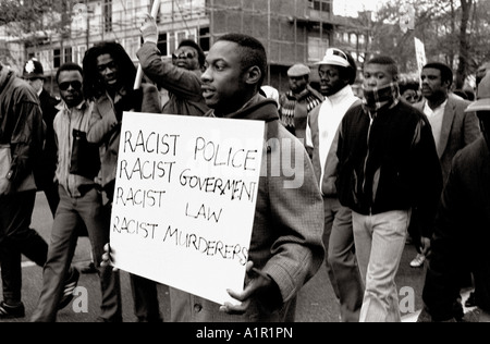 Schwarze Menschen marschieren durch London in der Mitte 80 kämpfen für Gerechtigkeit und Gleichberechtigung für Menschen mit schwarzer Hautfarbe. Stockfoto