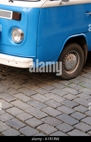 VW kombi Wohnmobil, Nahaufnahme Vorderrad, Grill und Beleuchtung Stockfoto