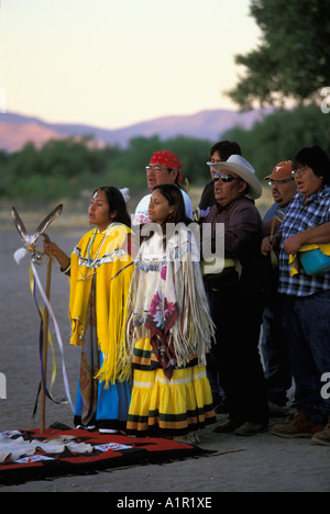 Ein Apache-Mädchen und ihre Helfer Tanz an ihrem Sunrise-Tanz auf die San Carlos Indian Reservation Arizona USA Stockfoto