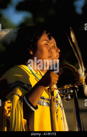 Ein Apache-Mädchen und ihre Helfer Tanz an ihrem Sunrise-Tanz auf die San Carlos Indian Reservation Arizona USA Stockfoto