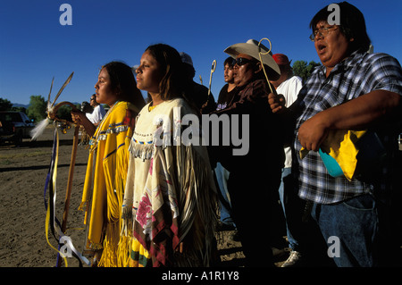 Ein Apache-Mädchen und ihre Helfer Tanz an ihrem Sunrise-Tanz auf die San Carlos Indian Reservation Arizona USA Stockfoto