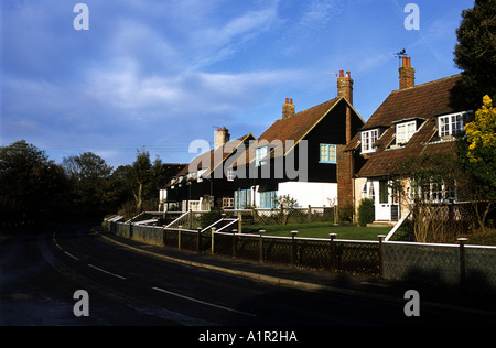 Häuser im Dorf Thorpeness in der Nähe von Aldeburgh, Suffolk, UK. Stockfoto