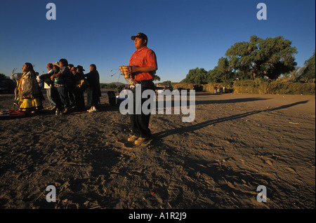 Apache-Indianer tanzen bei einem Sonnenaufgang-Tanz auf die San Carlos Indian Reservation Arizona USA Stockfoto