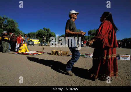 Apache Indianer tanzen bei einem Sonnenaufgang Tanz einen erste Menstruation Ritus auf die San Carlos Indian Reservation Arizona USA Stockfoto