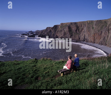 Zeit, wo Sie auf das Meer an einem Sommer Abend mit Wellen brechen sich am Strand in Hartland Quay an der Nordküste von Devon Stockfoto